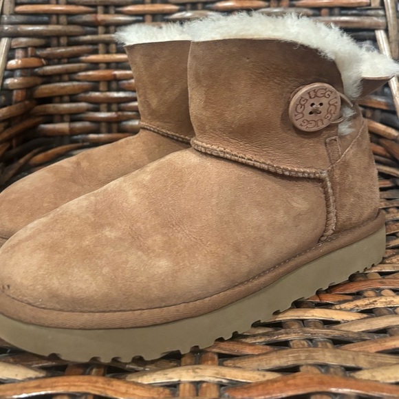 Ugg Bailey Button Mini in women’s size 7 in chestnut - Picture 1 of 11
